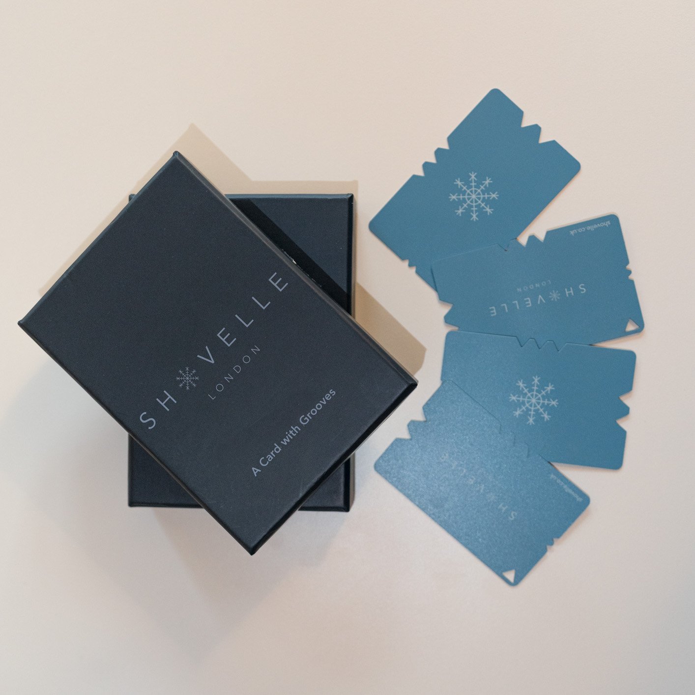 A Card with grooves to draw lines