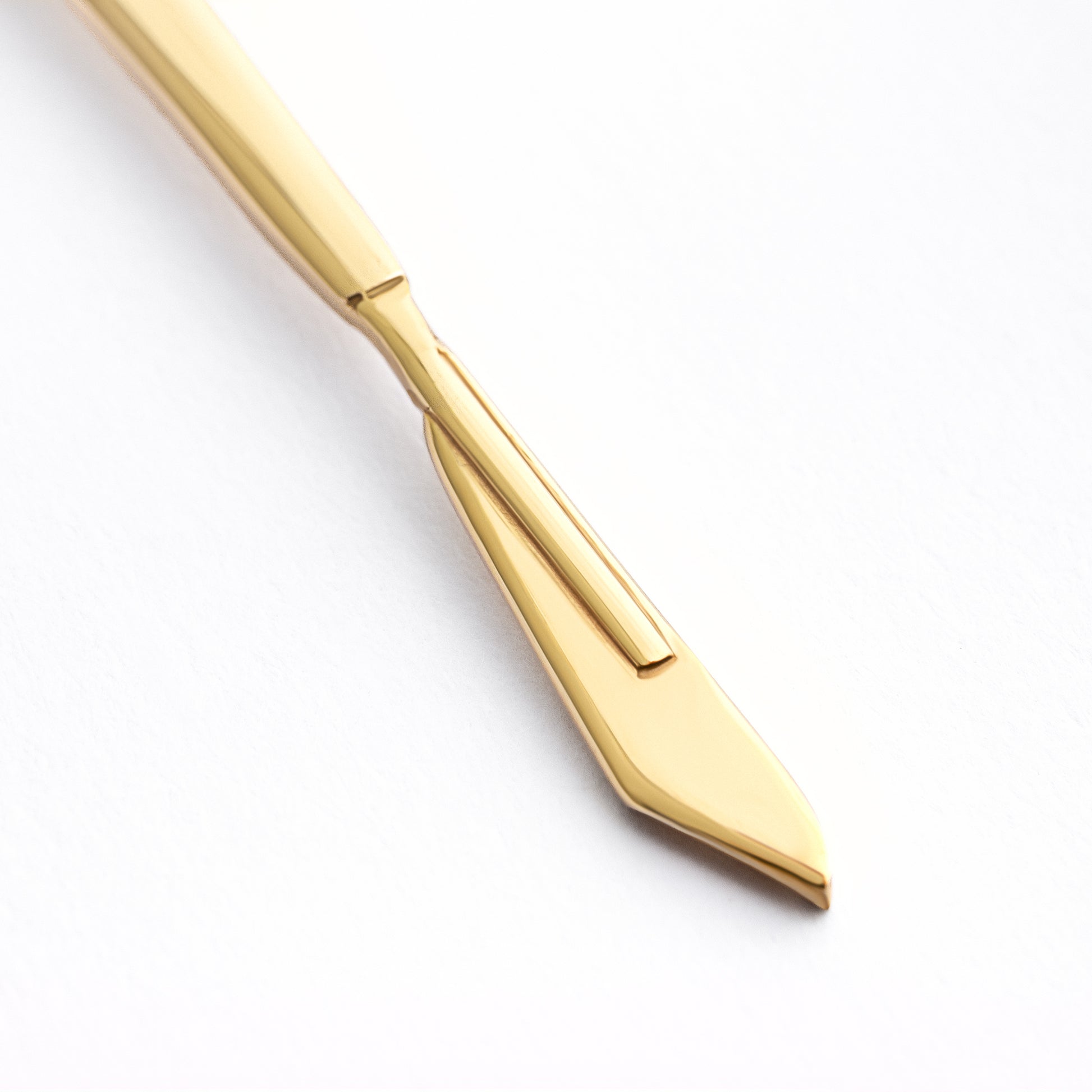 gold scalpel pendant close-up – Scalpelle medicinal jewelry detail
