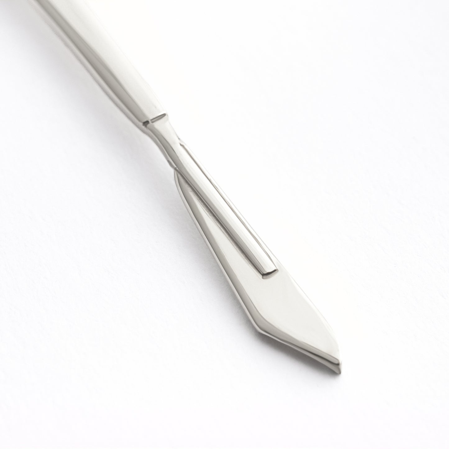 close-up of Scalpelle Silver – silver surgeon scalpel pendant detail